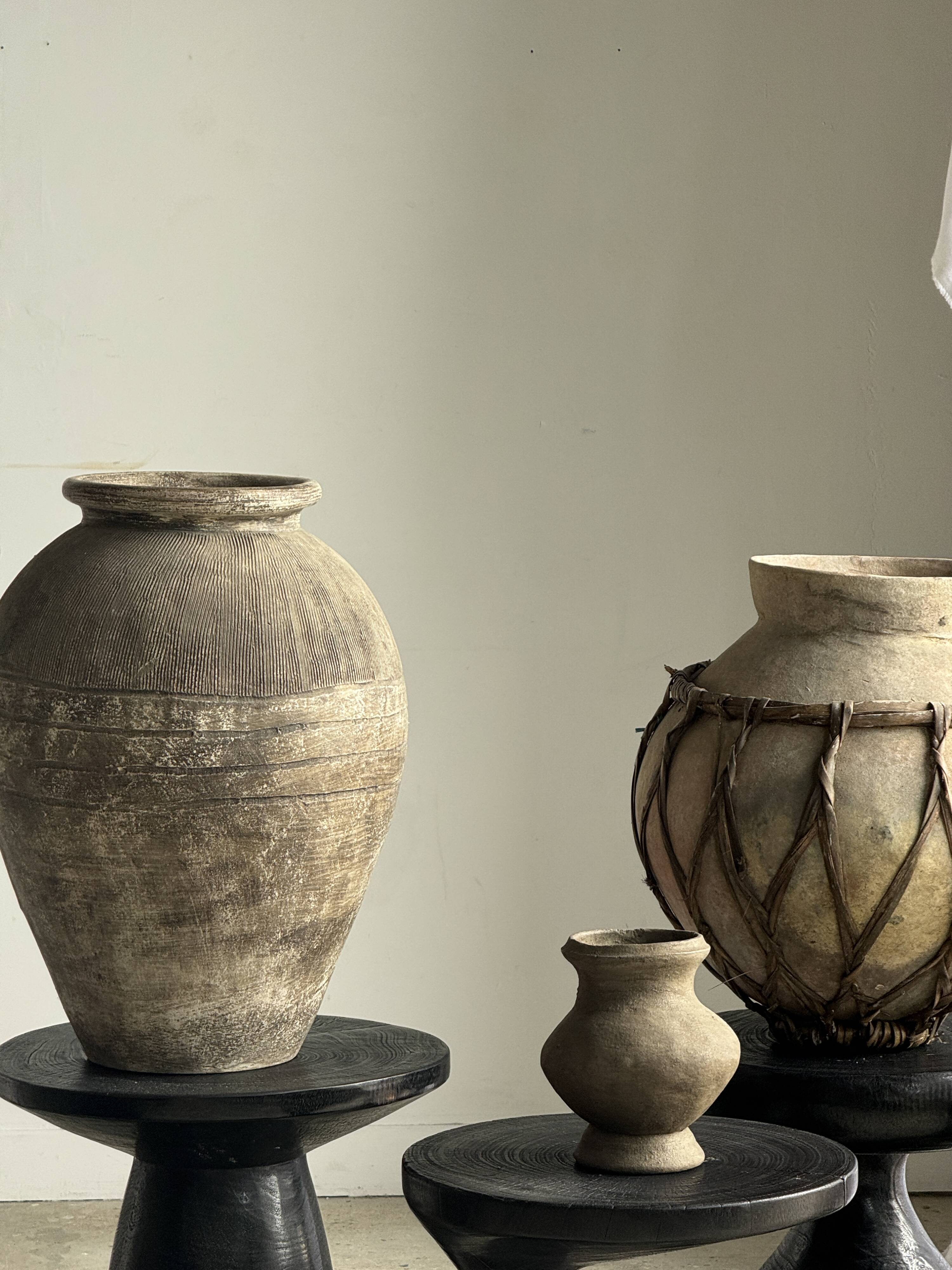 Pawn Black - Stool, side table, end table in solid mango wood.