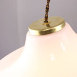 Suspension italienne en verre blanc et laiton du milieu du siècle