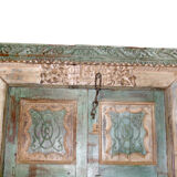 Porte indienne jaune verte sculptée Rajasthan ancienne patine d'origine vieux teck