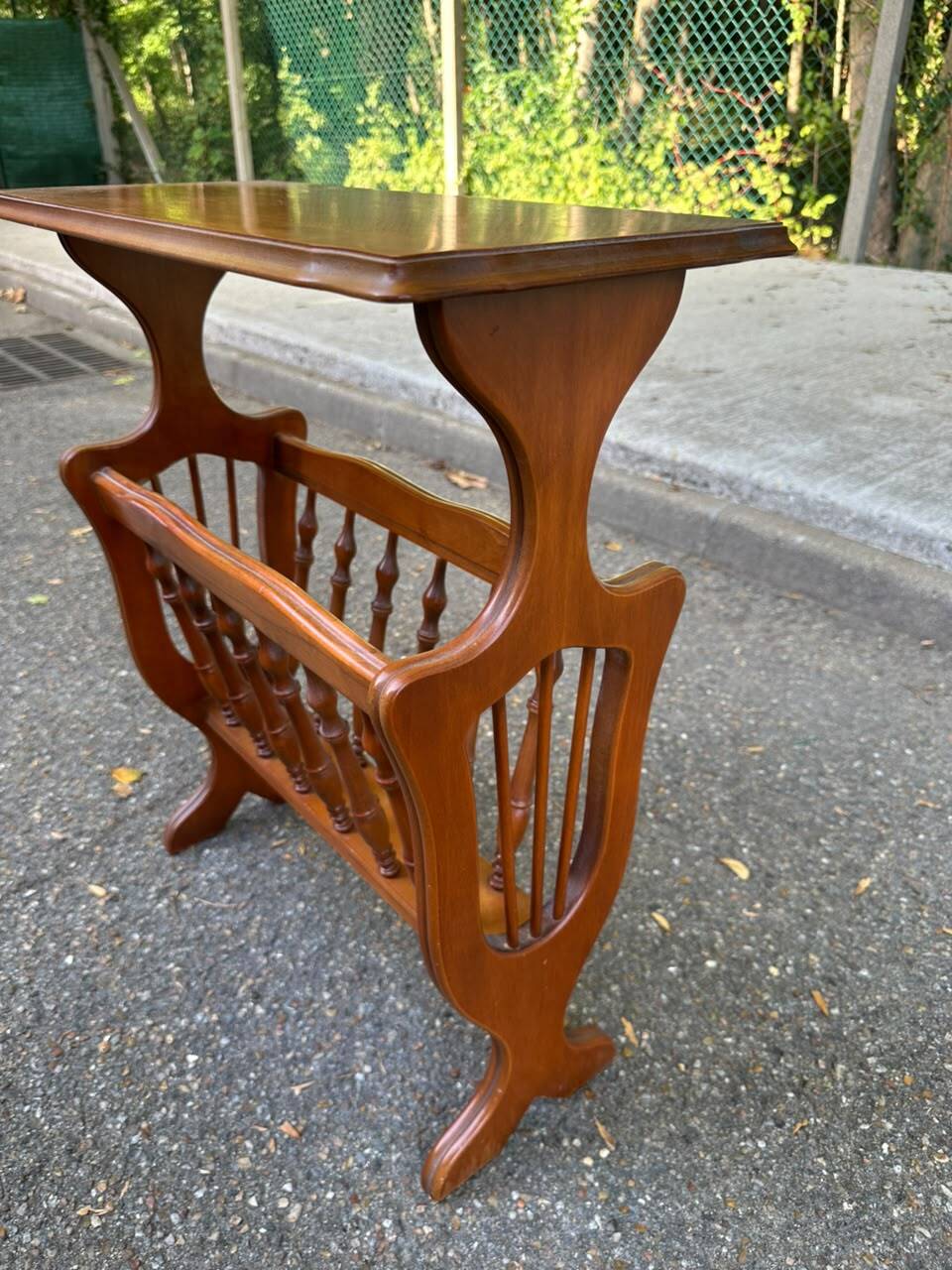 Vintage wooden side table with magazine rack – End table / Vinyl furniture