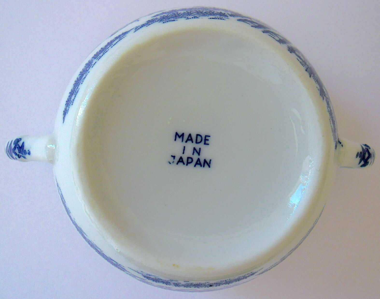 Covered sweetener with two handles in Japanese porcelain with blue camaïeu decoration