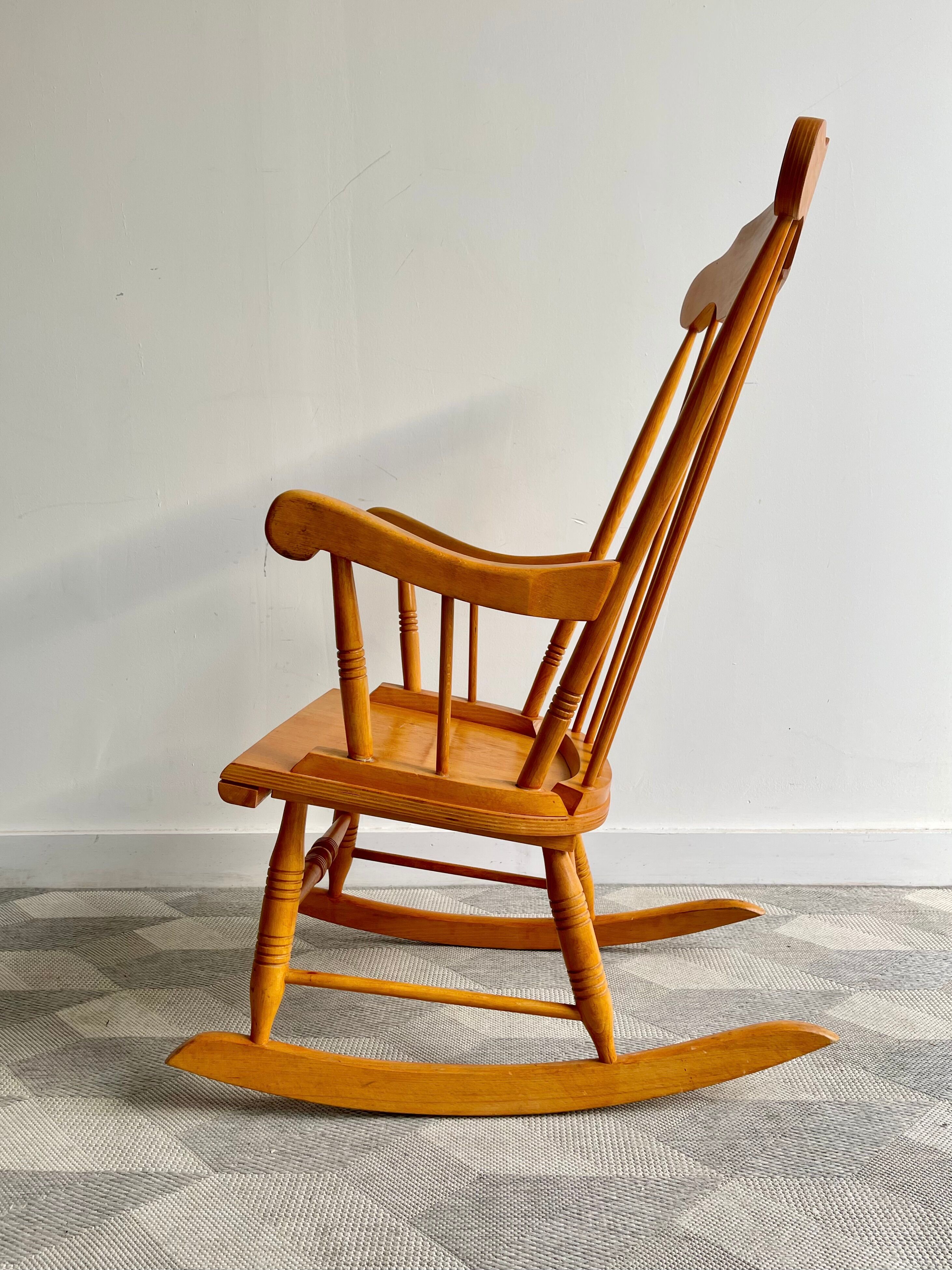 Rocking-chair en bois vintage