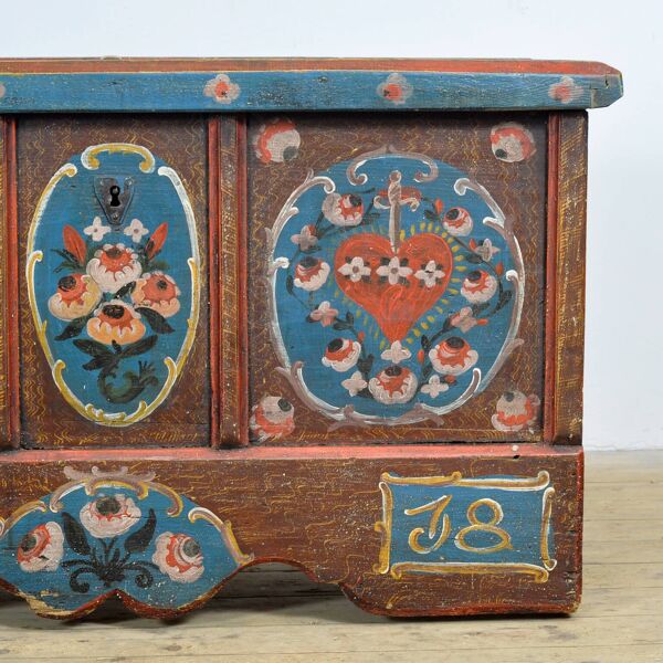 Coffre de mariage d'art populaire, daté de 1718