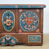 Coffre de mariage d'art populaire, daté de 1718