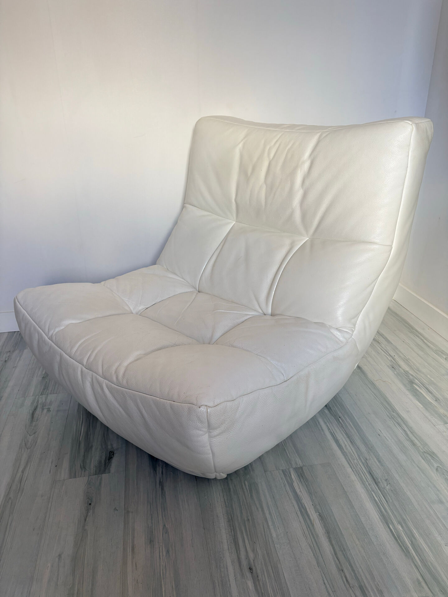 White leather armchair Château d’Ax – vintage design