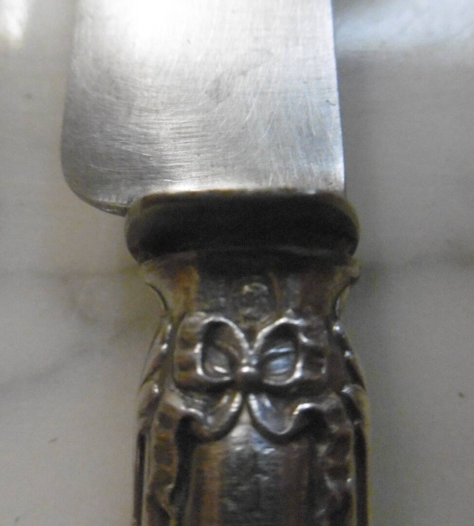 Couteaux en argent fourré poinçon minerve fin XlXeme decor rubans et fleurs