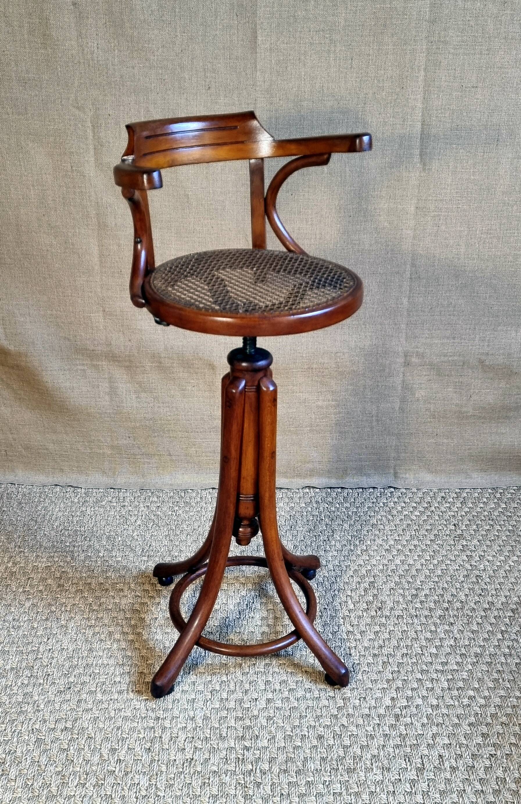 Baumann children's hairdresser's chair, rotating screw, 1920s