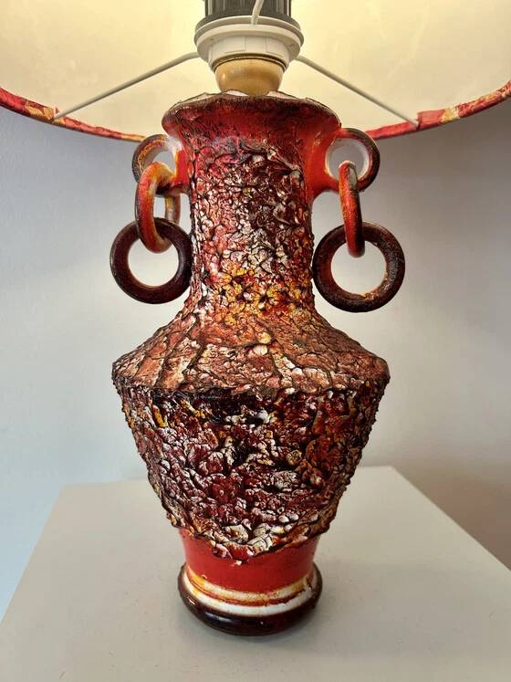 Expressive Fat-Lava vase lamp with dragon lampshade