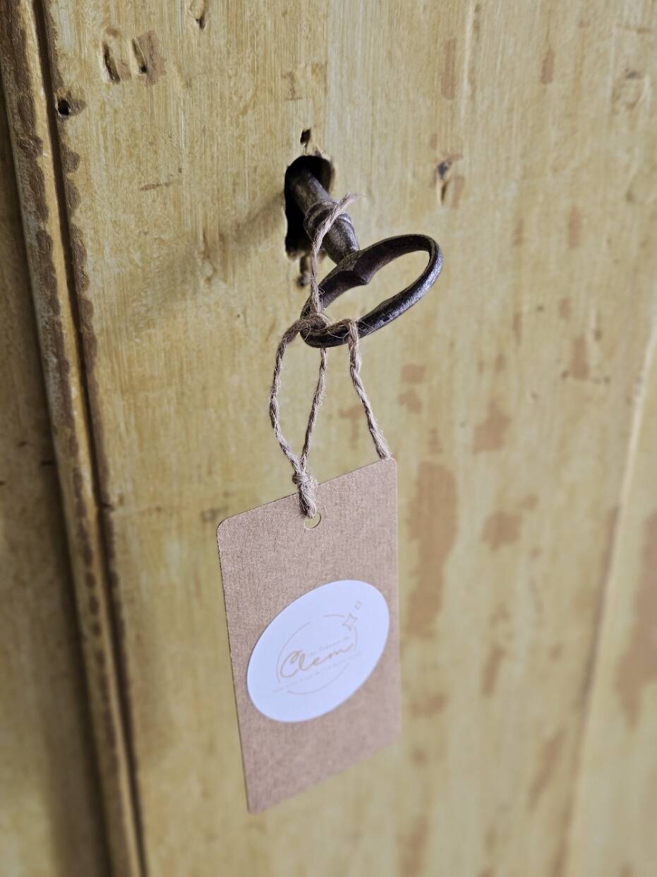 19th-century bonnetière wardrobe | Claudia