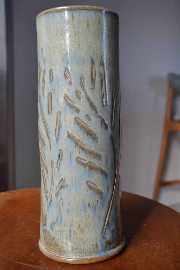 Vase rouleau/tube en grès ciselé et vernissé signé