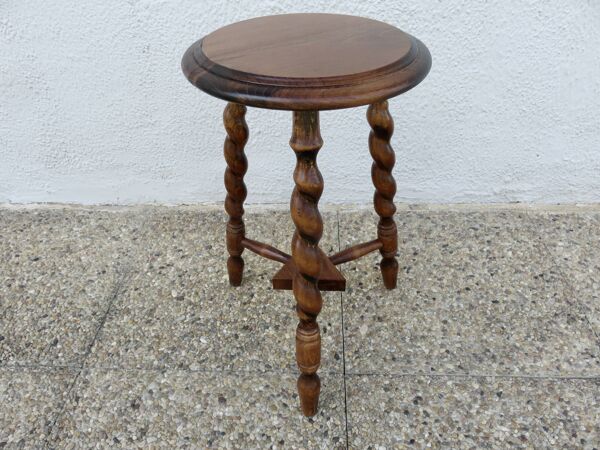Ancien tabouret de ferme tripode