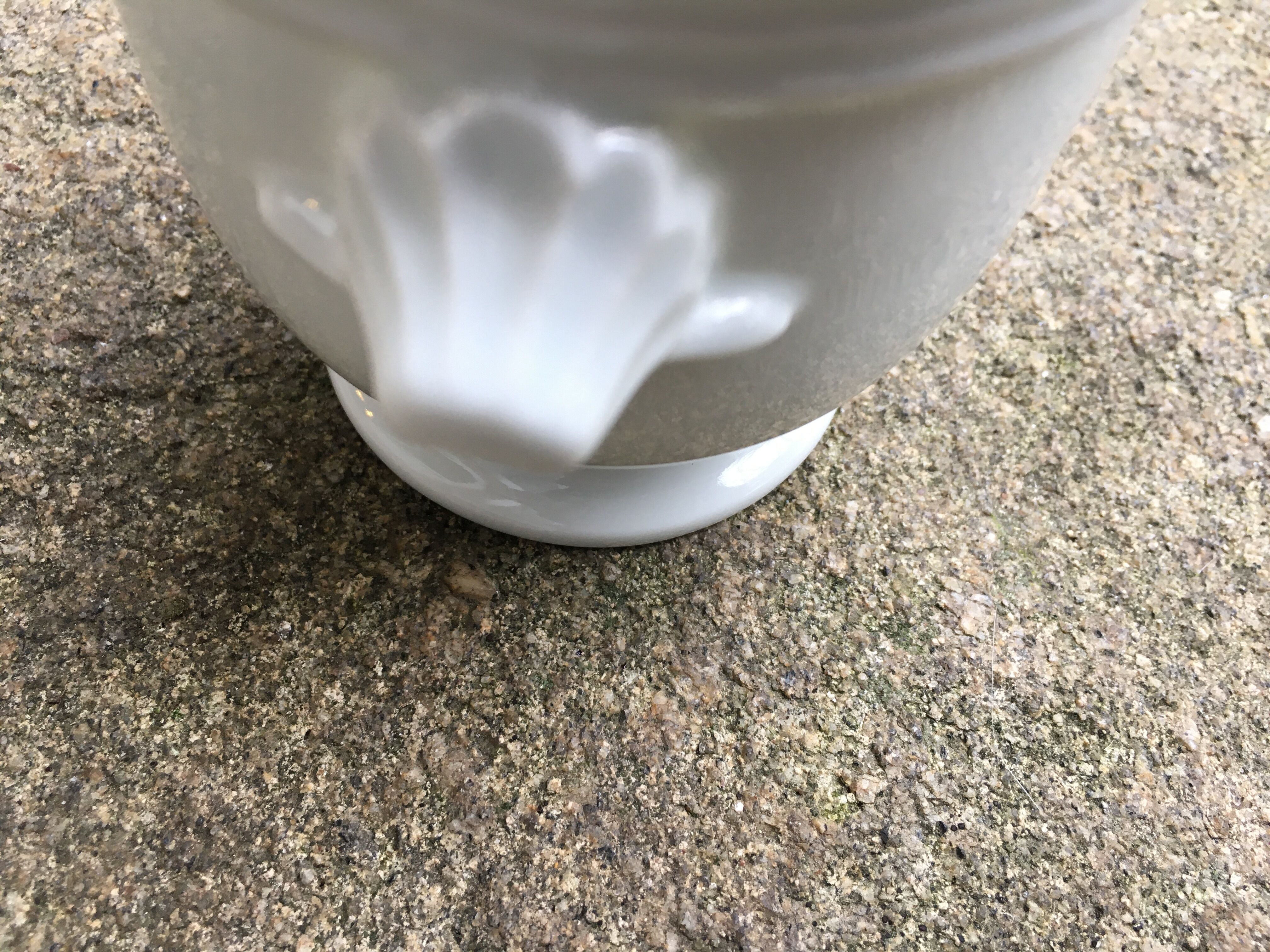 Cache pot moutardier ou saucière en porcelaine blanche