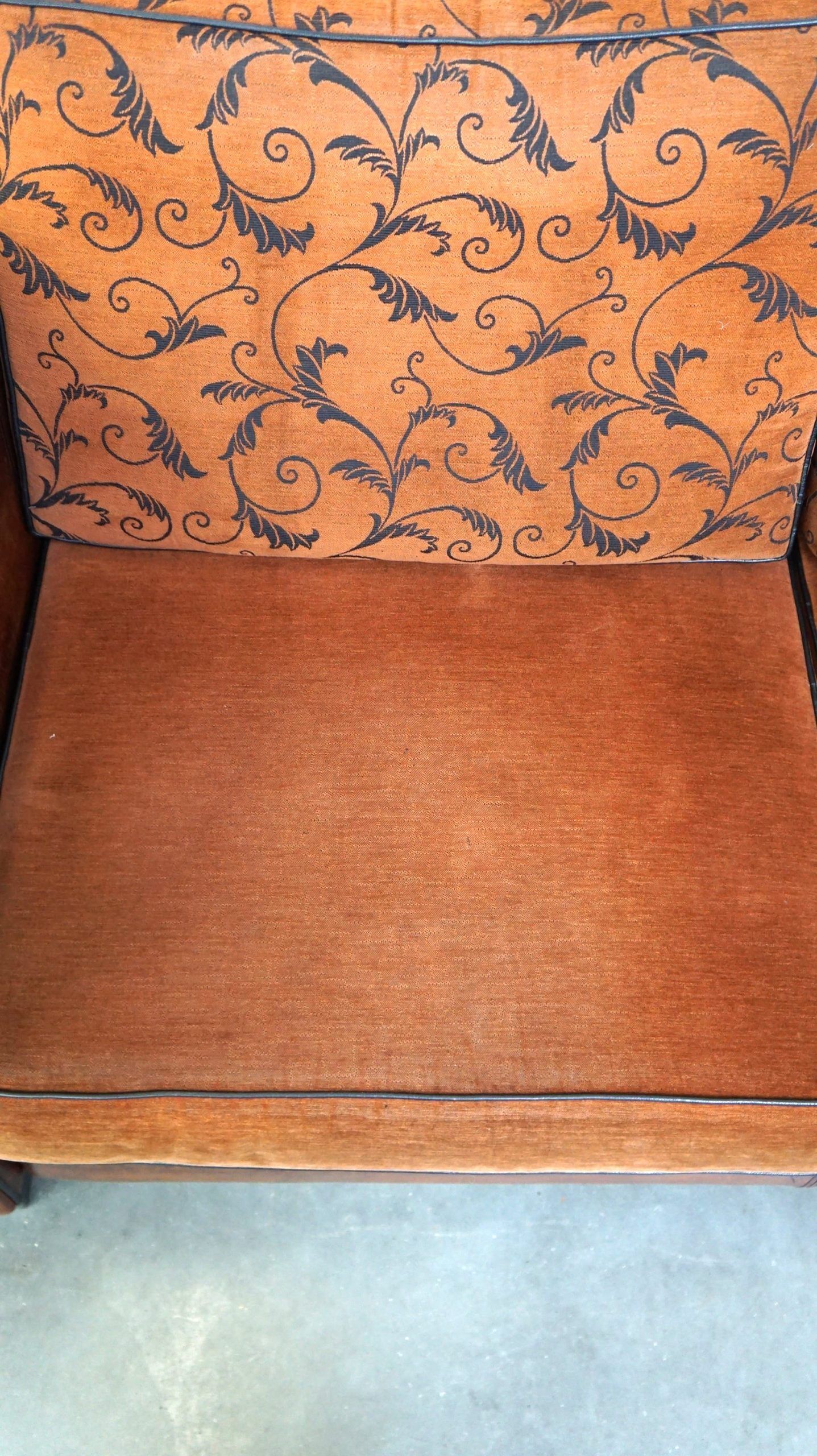 Canapé en cuir de mouton 2,5 places, luxueux et confortable, avec des coussins en tissu.