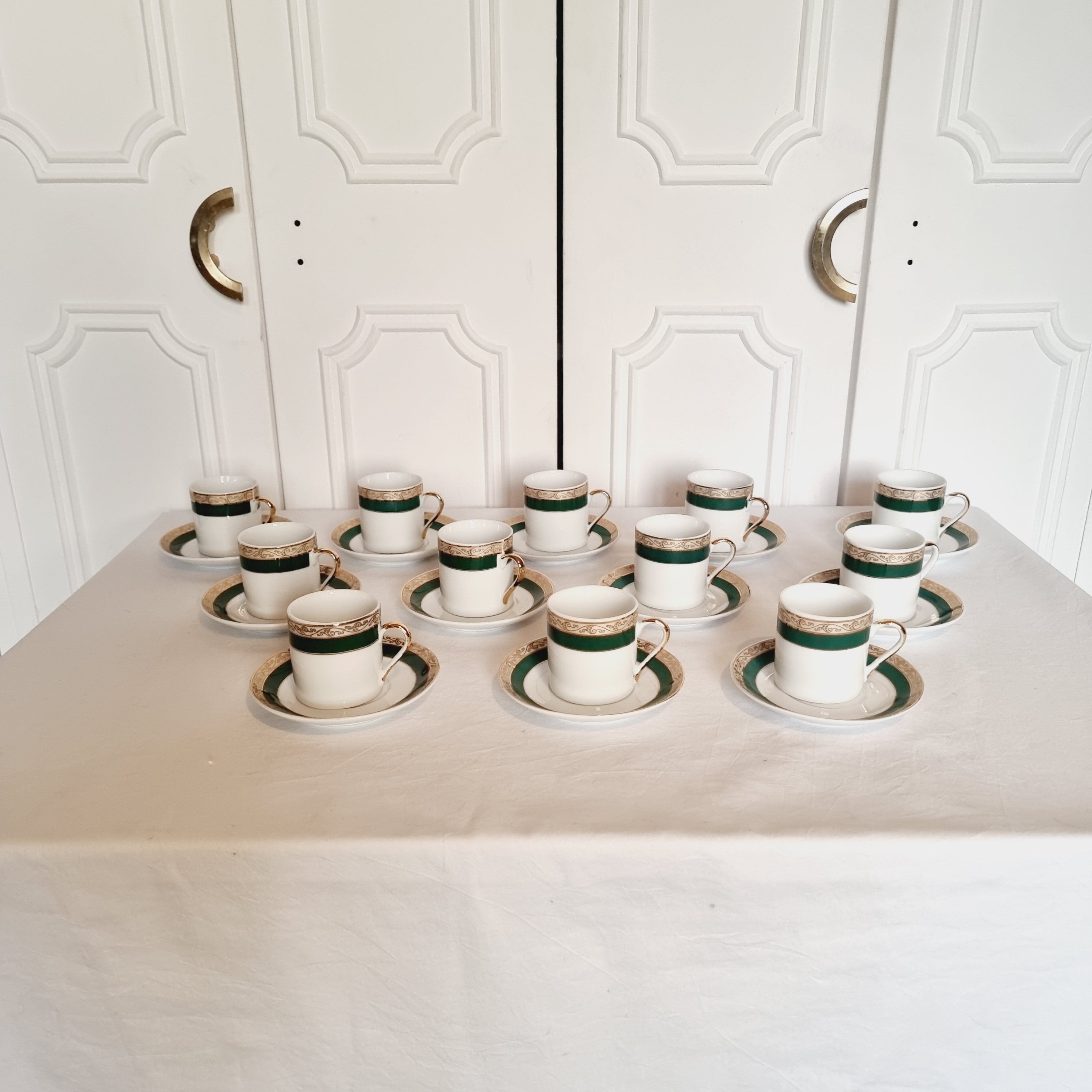 Lot De 9 Tasses Et Soucoupes En Porcelaine Blanche - Filet Doré - Occasion