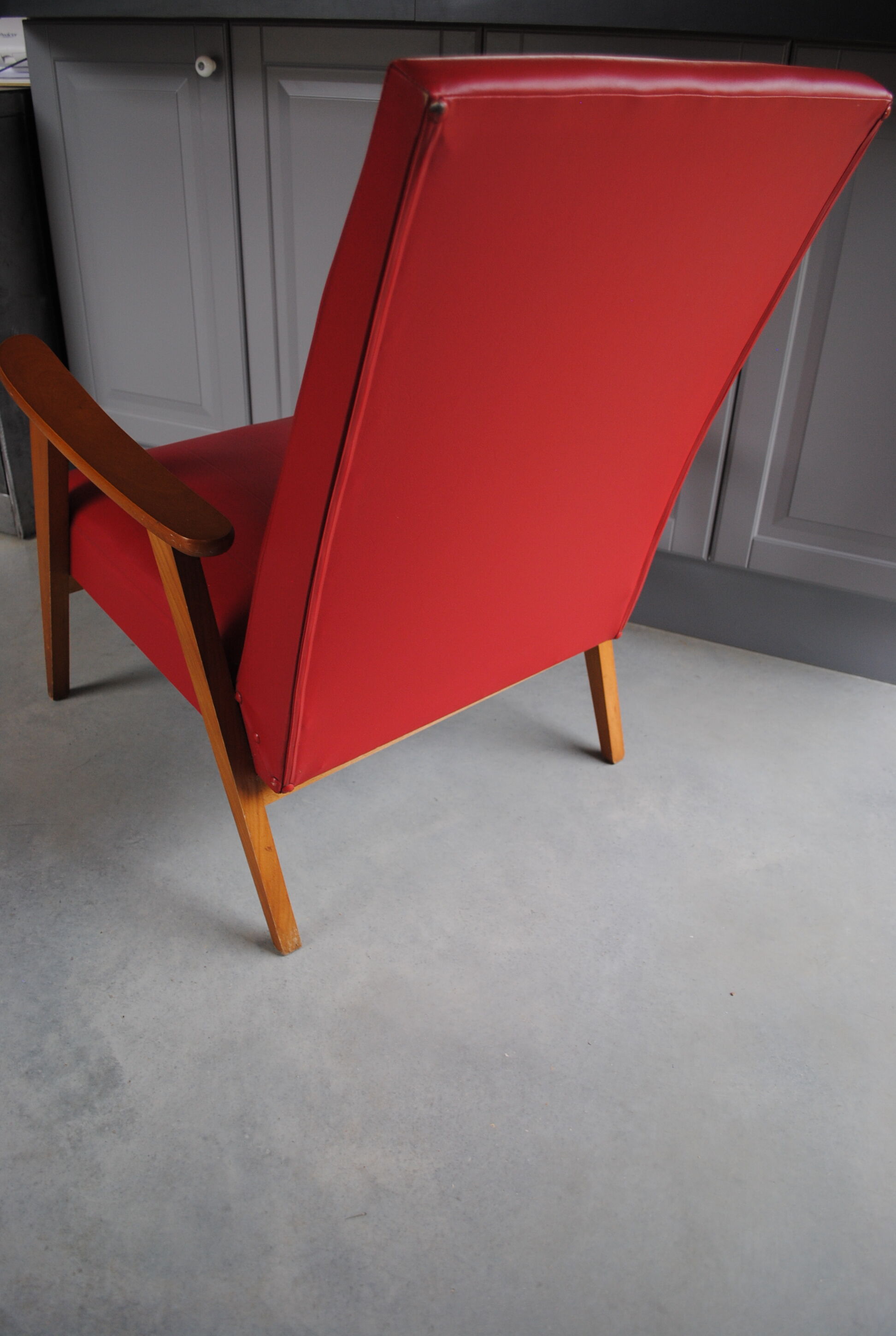Fauteuil en skaï rouge années 60