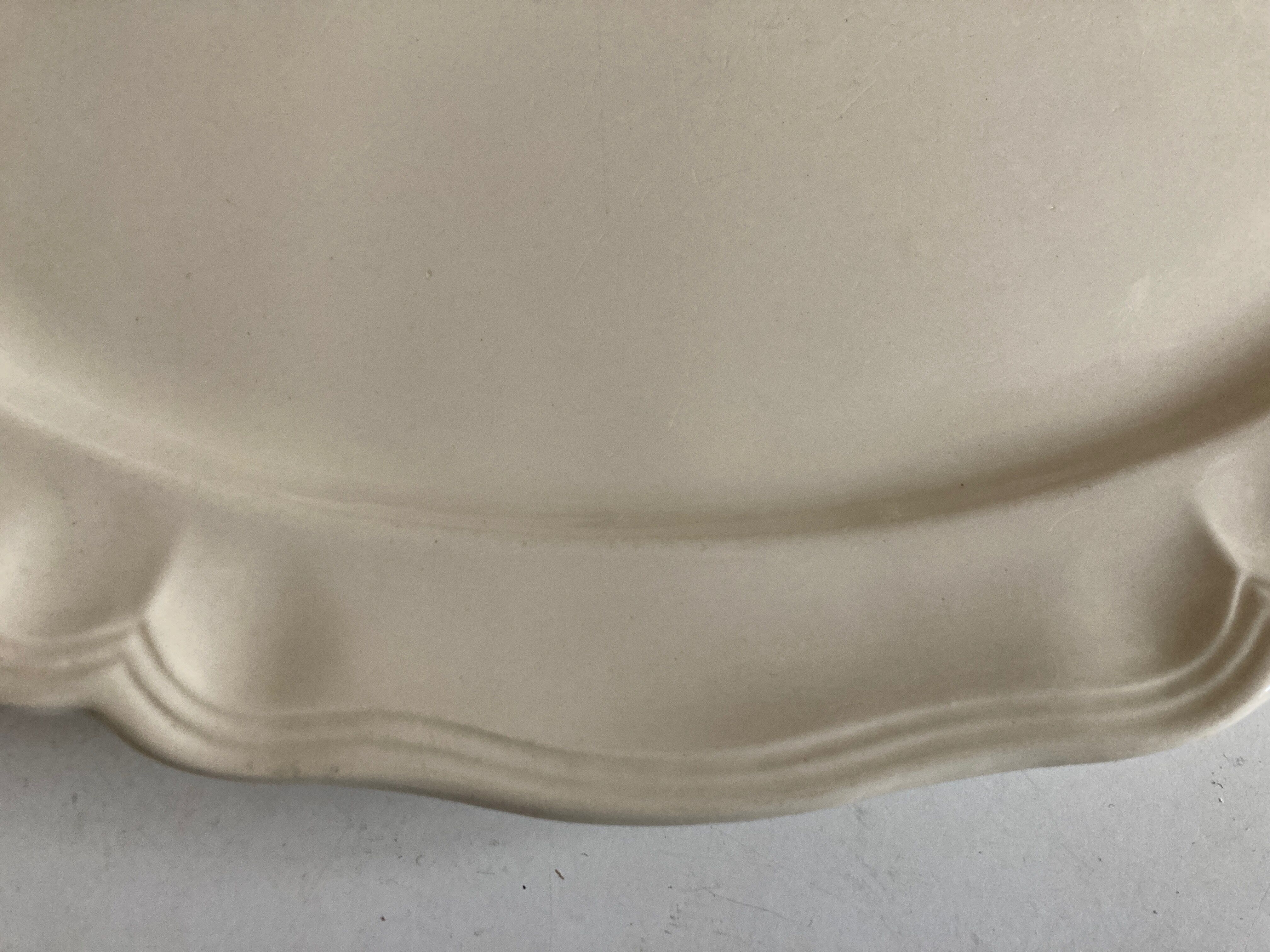 Sarreguemines ivory faience dish with 38cm godrons
