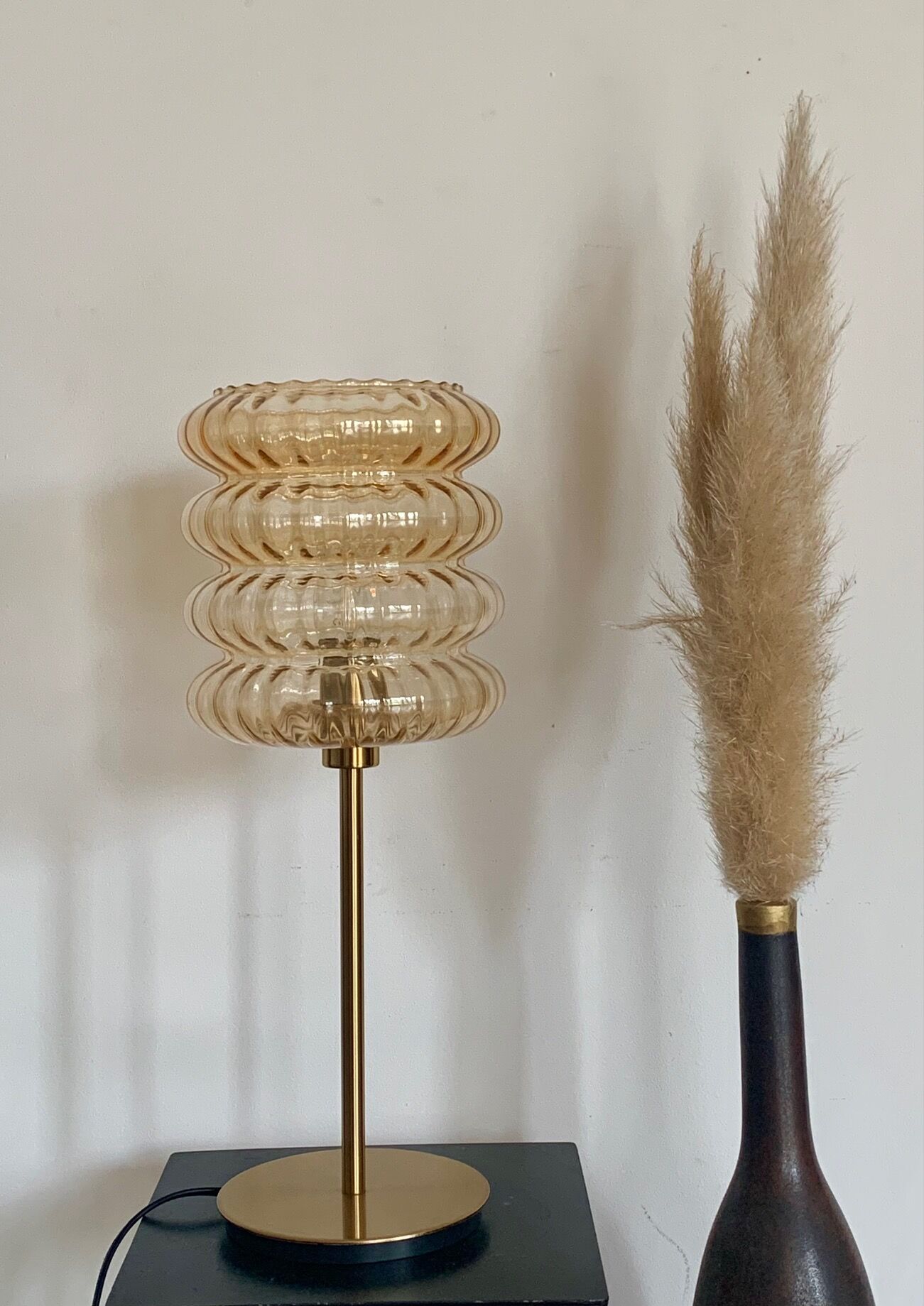 Lampe à poser avec un globe strié doré vintage et un pied doré