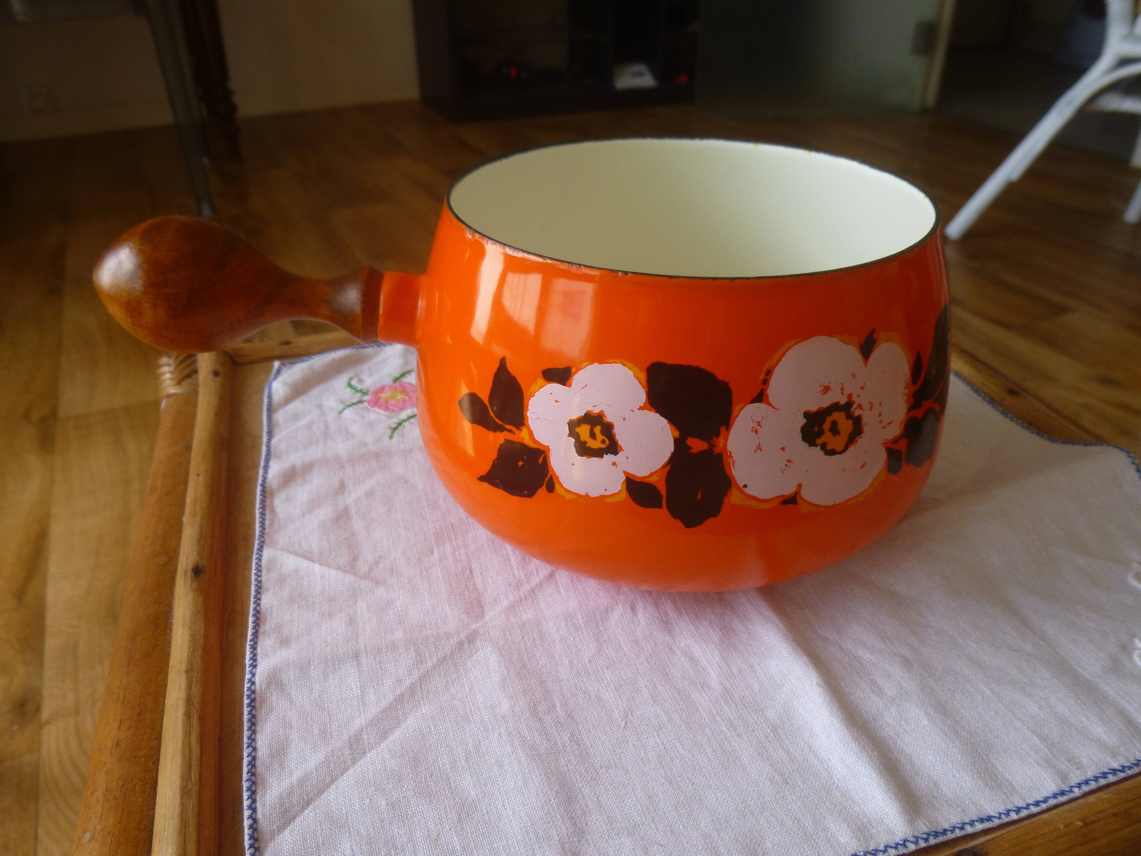 Enameled saucepan with lid 1970s