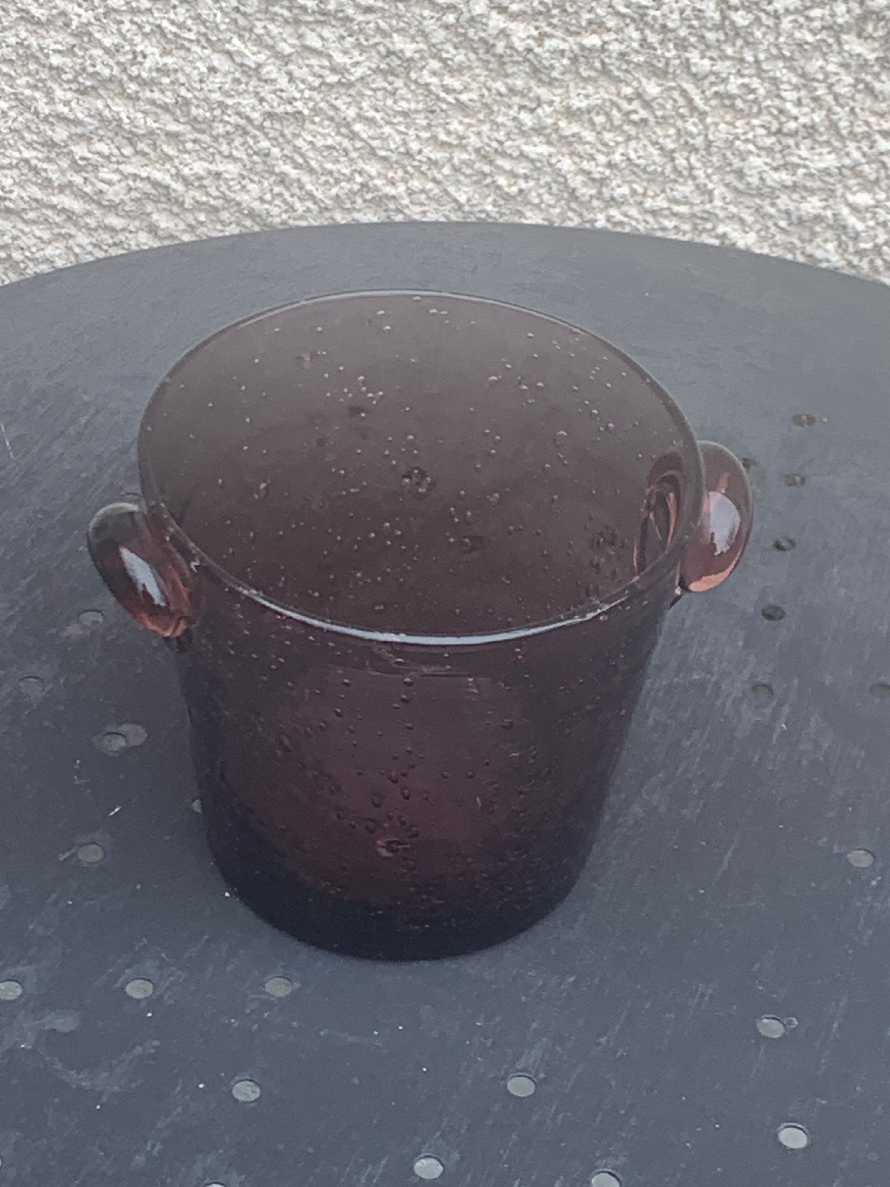 Seau à glace en verre soufflé artisanalement de la verrerie de biot signé et collector