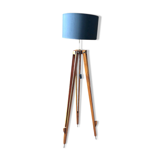 Tripod lamppost