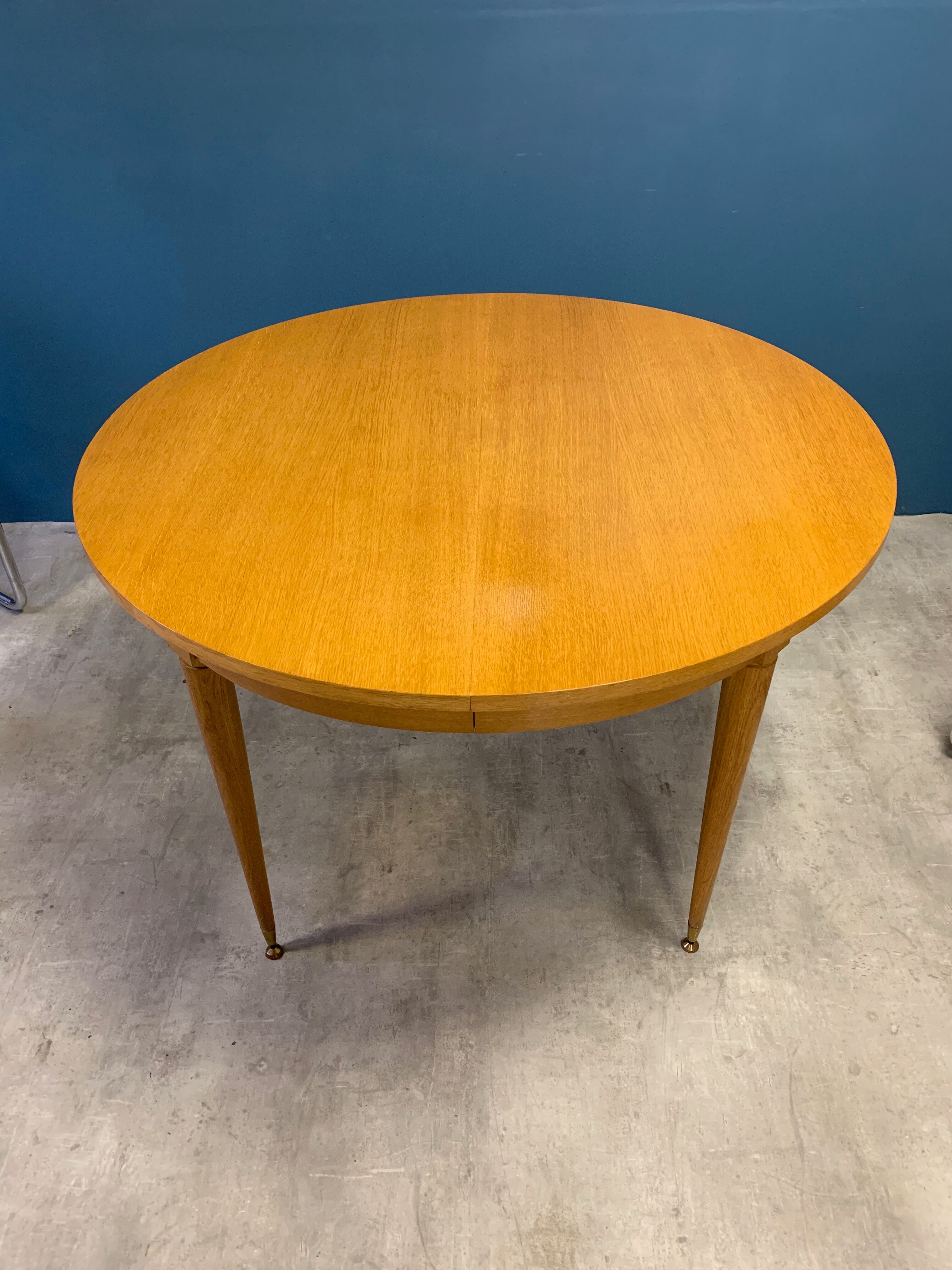 Expandable roundtable