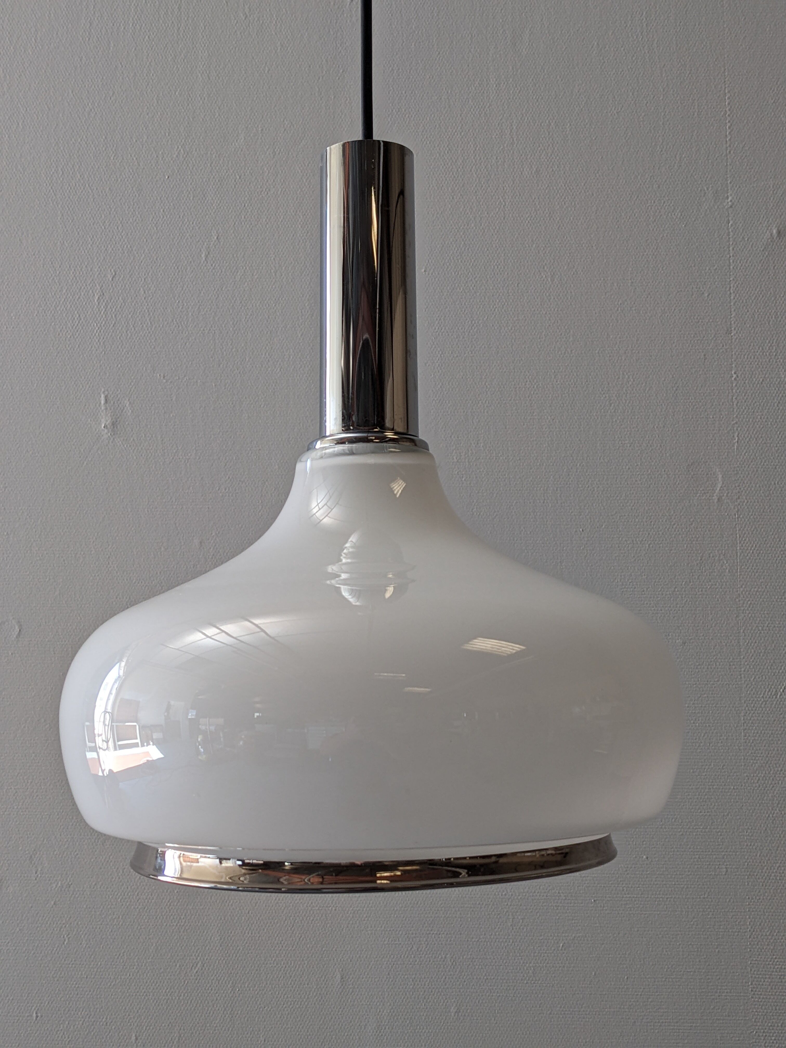 Suspension en opaline blanche des années 60/70
