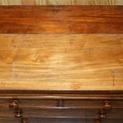 Commode en bois dur flammé victorien XIXe siècle avec tiroir caché
