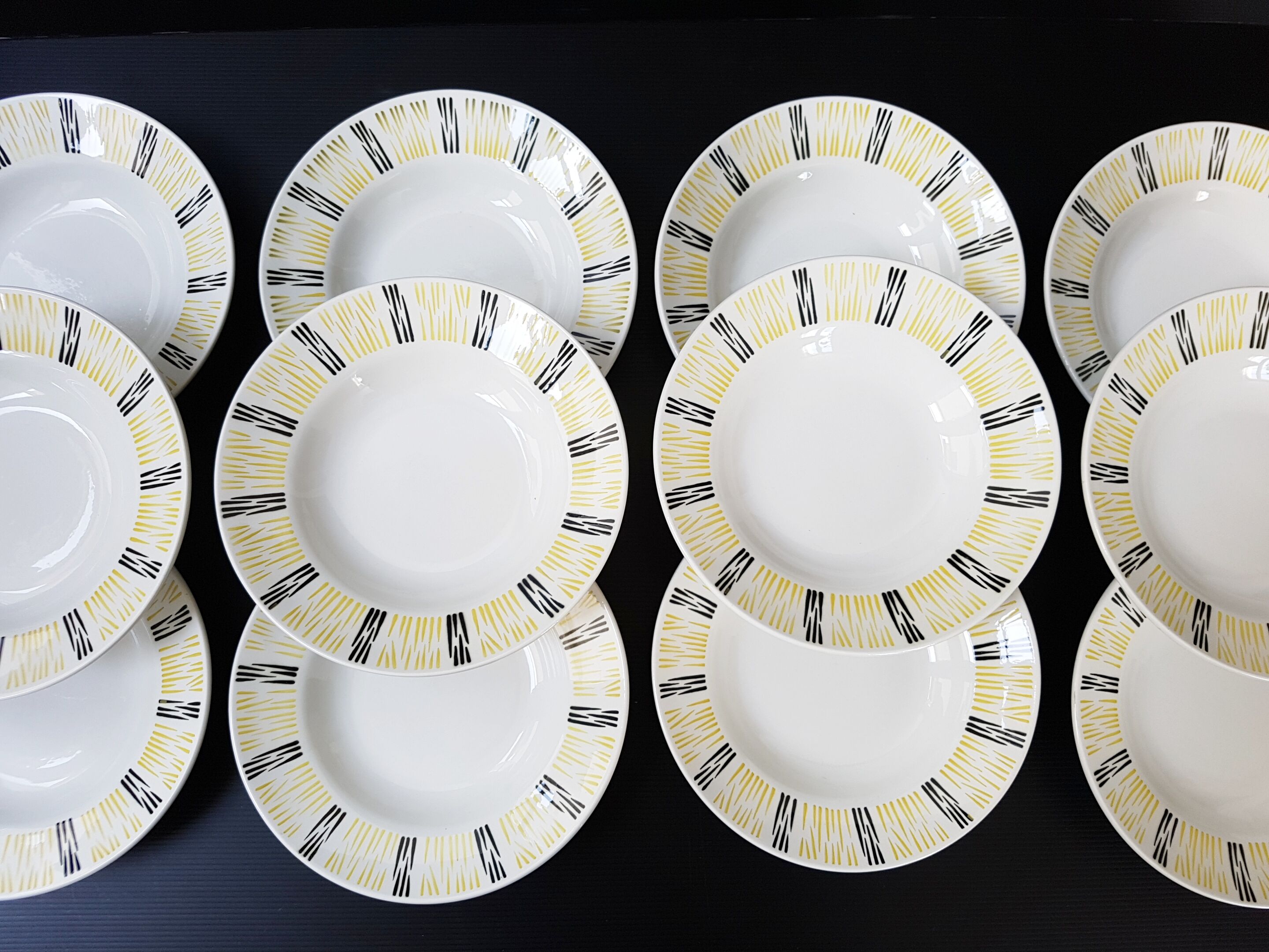 Suite de 12 assiettes creuses des années 50
