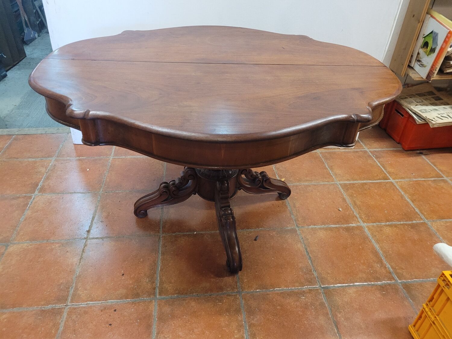 Mahogany gueridon with 1 extension cord