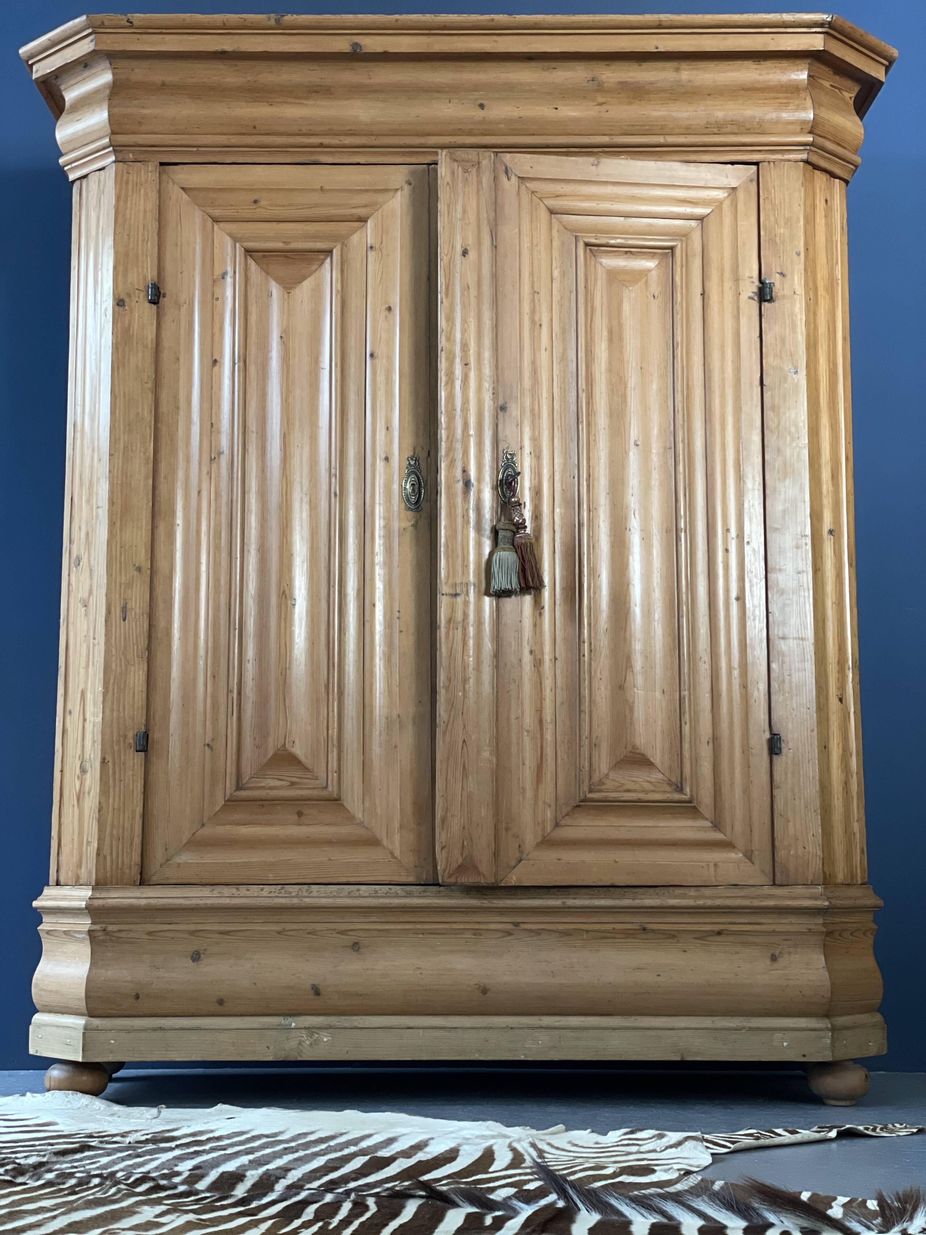 Large Frankfurt Wave Cabinet, Pine Wood, 18th Century