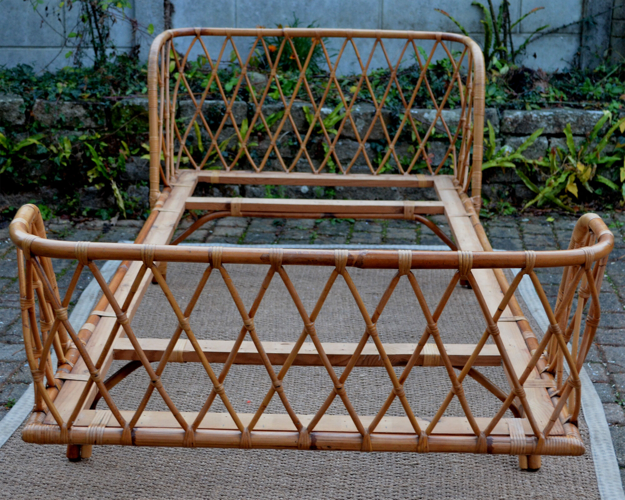 Rattan bed