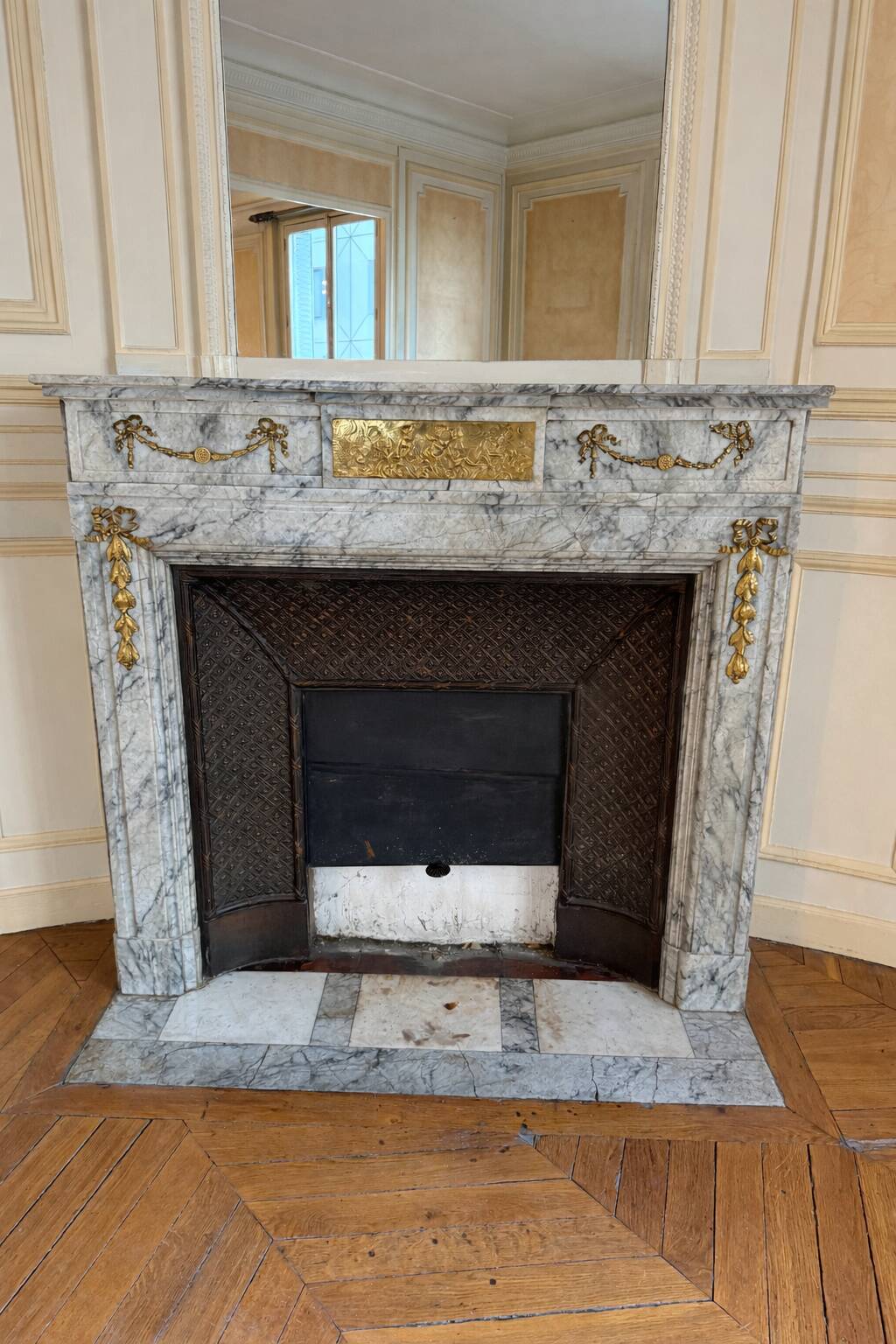 Louis XVI fireplace in veined grey marble with original gilded bronzes from the 19th century.