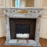 Louis XVI fireplace in veined grey marble with original gilded bronzes from the 19th century.