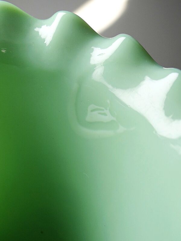 Grand vase ancien en cristal opalin vert jade moulé, vers 1900-1930