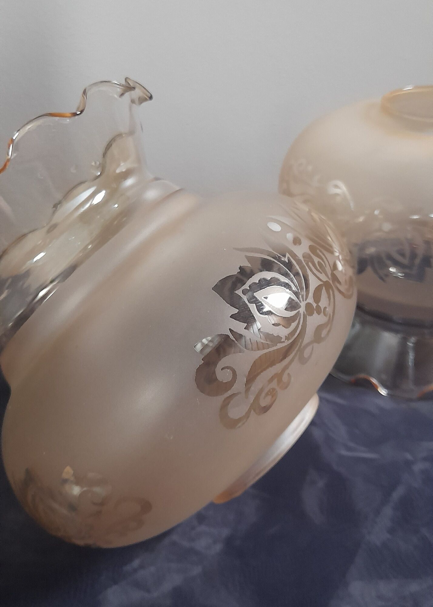 Art deco tulip lampshade in frosted amber glass, serigraphed