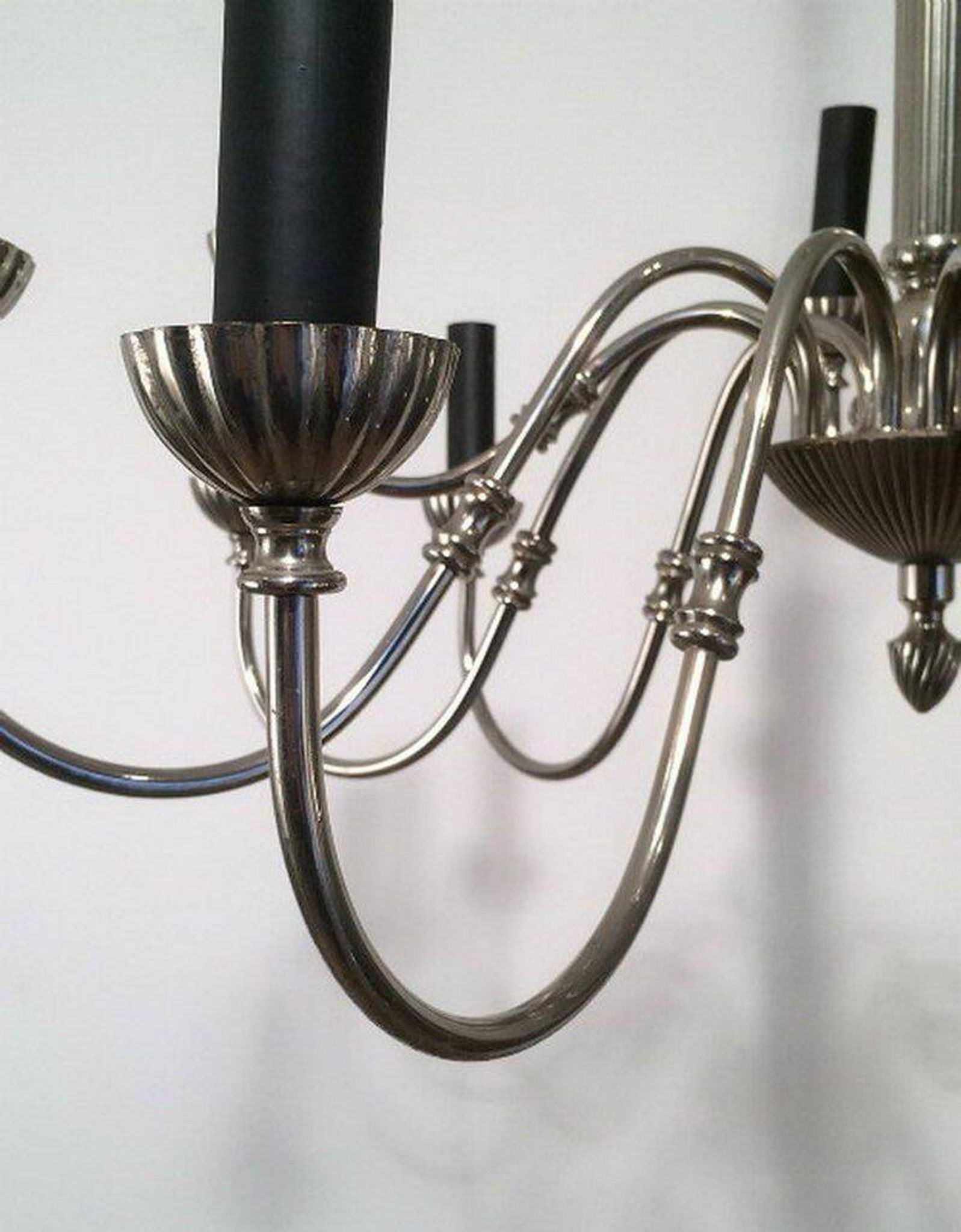 Lustre de style néoclassique en métal argenté à 12 bras de lumière
