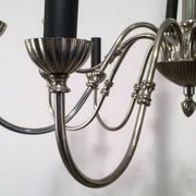 Lustre de style néoclassique en métal argenté à 12 bras de lumière