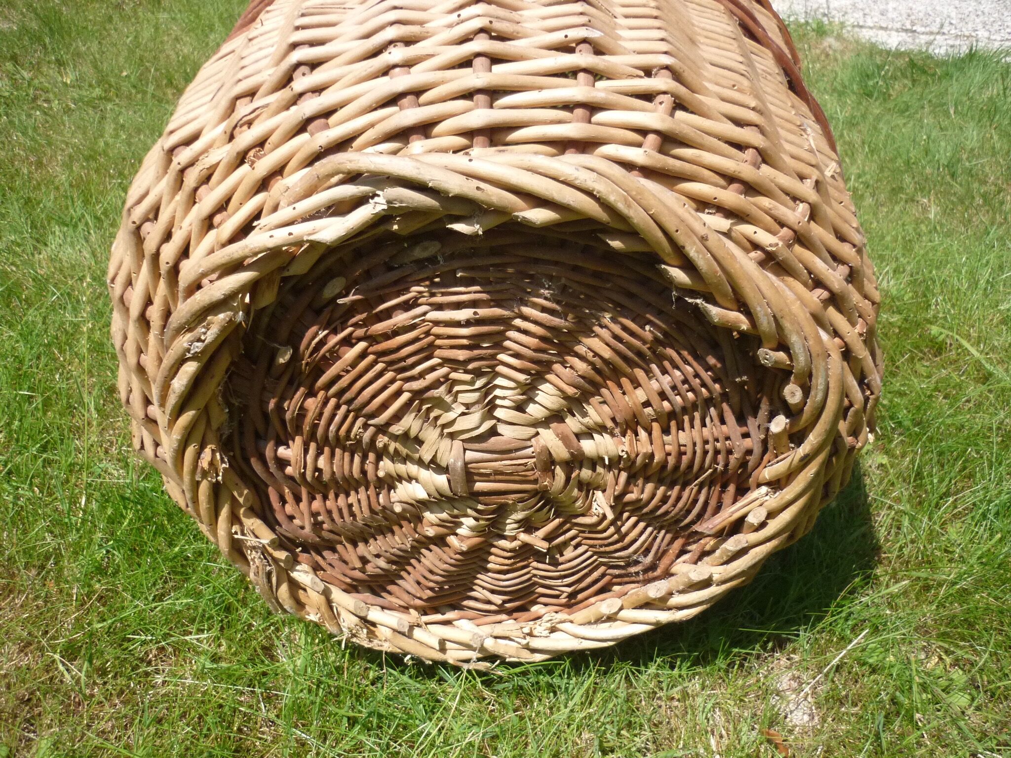 Rattan basket with lid