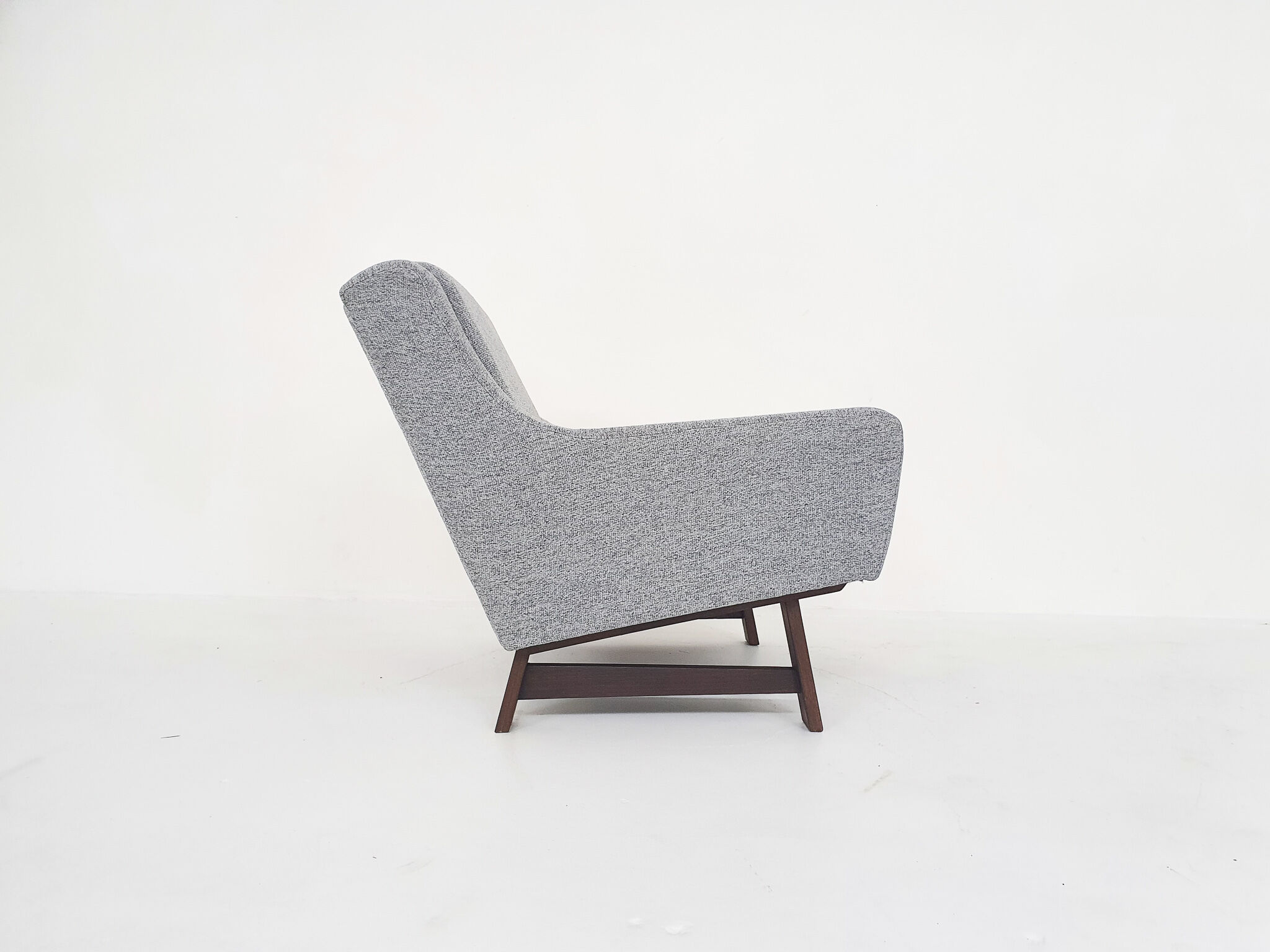 Set of two Dutch design lounge chairs with wenge feet