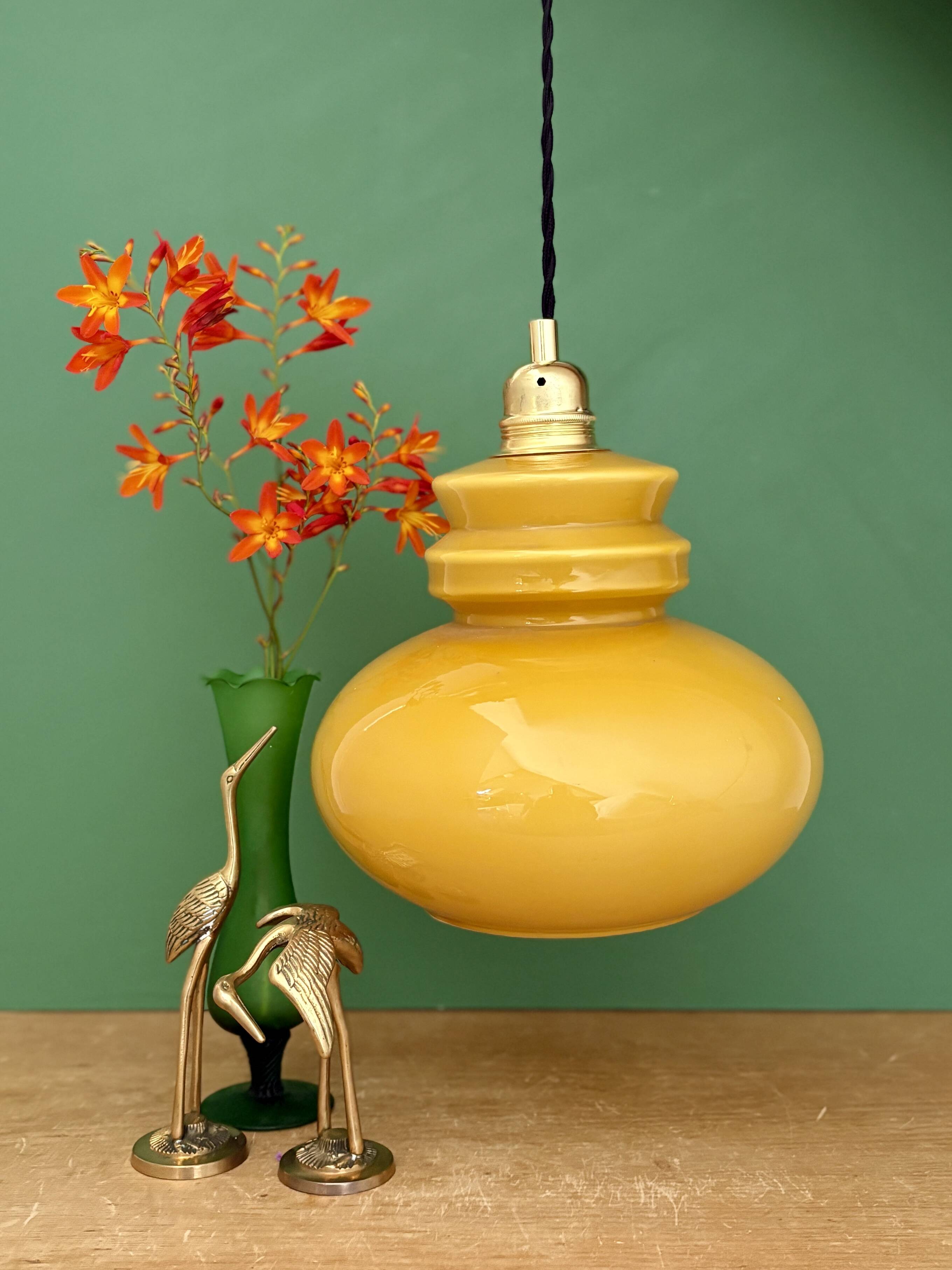 Suspension globe vintage en opaline ocre