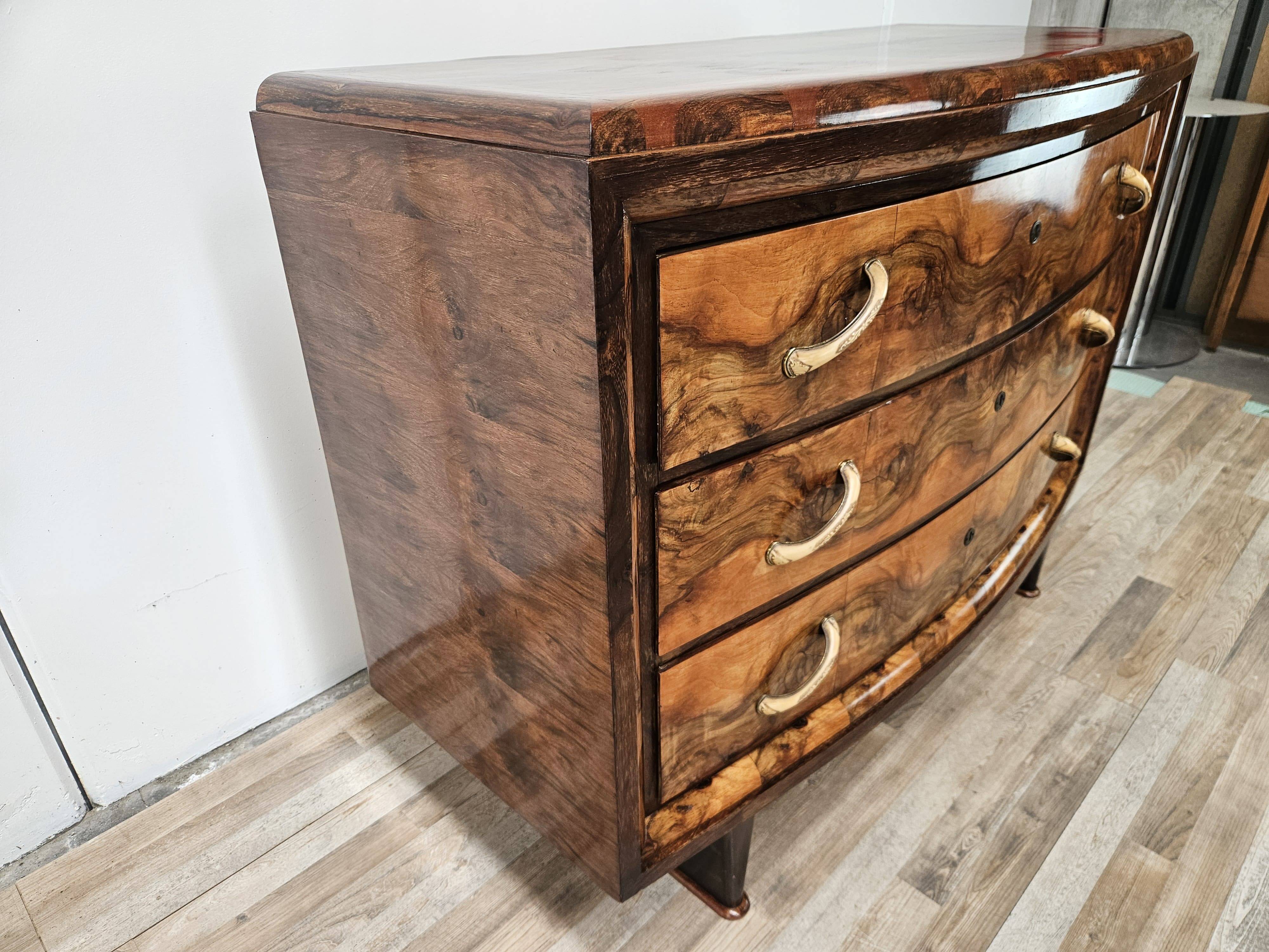 Commode Art Déco toscane des années 1940 en noyer raciné.