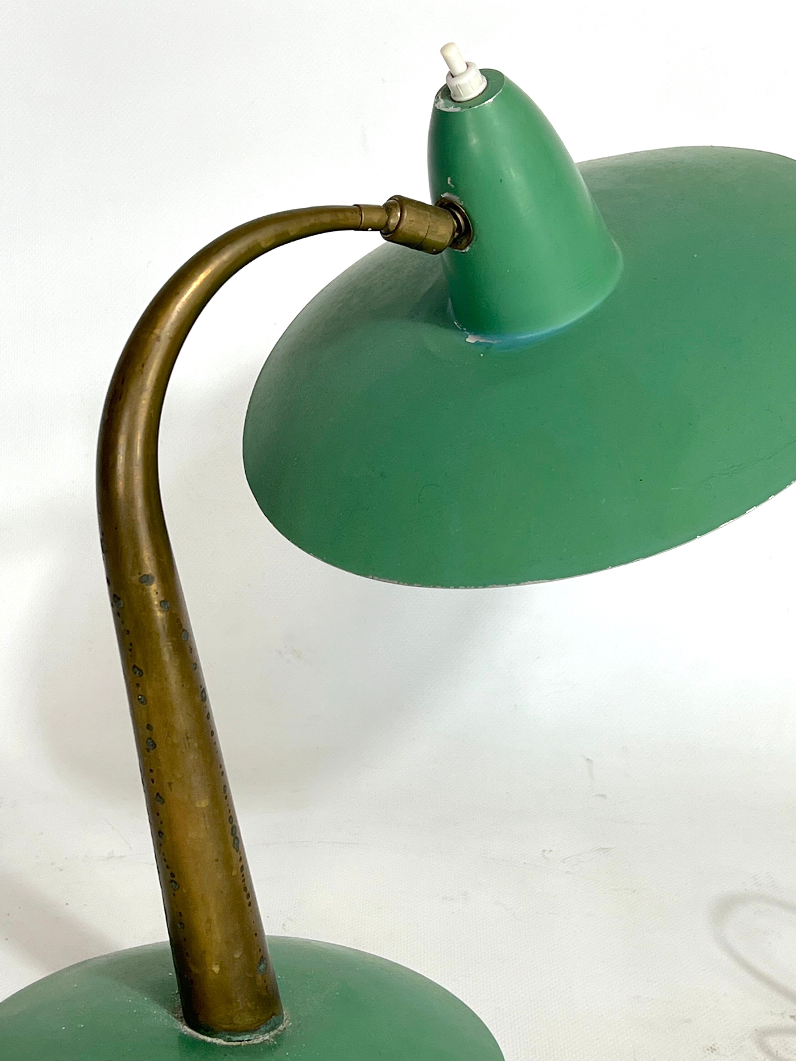 Mid-cenrury Italian Modern brass and green lacquer table lamp from 50s