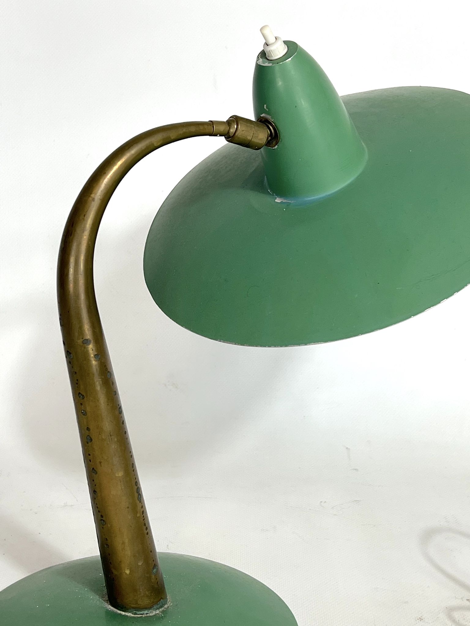 Mid-cenrury Italian Modern brass and green lacquer table lamp from 50s
