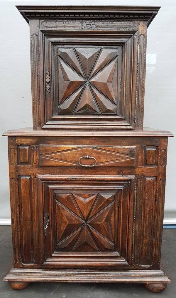 Armoire deux corps haut en retrait style Louis XIII