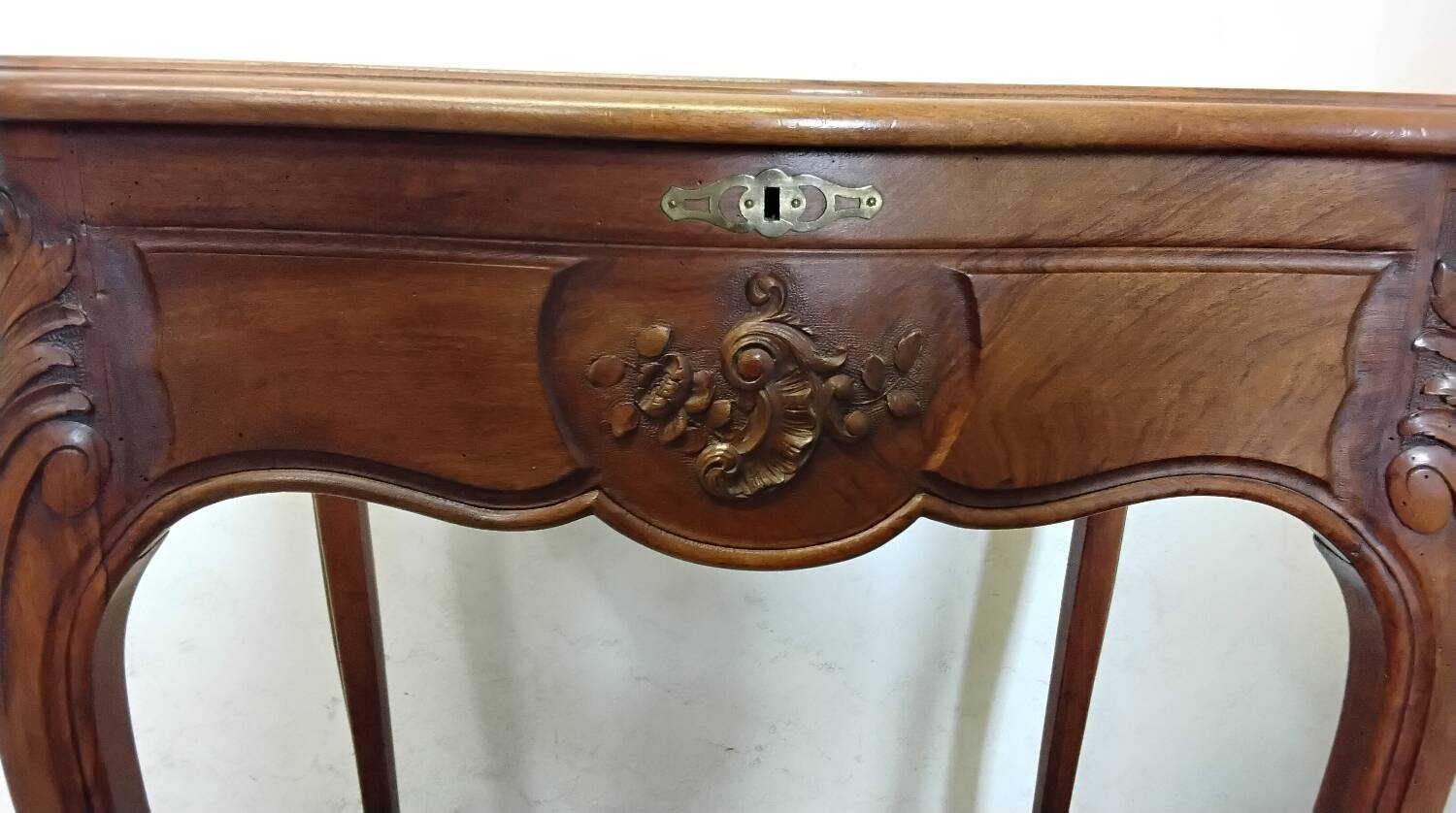 Dresser / worker in the old Louis XV style