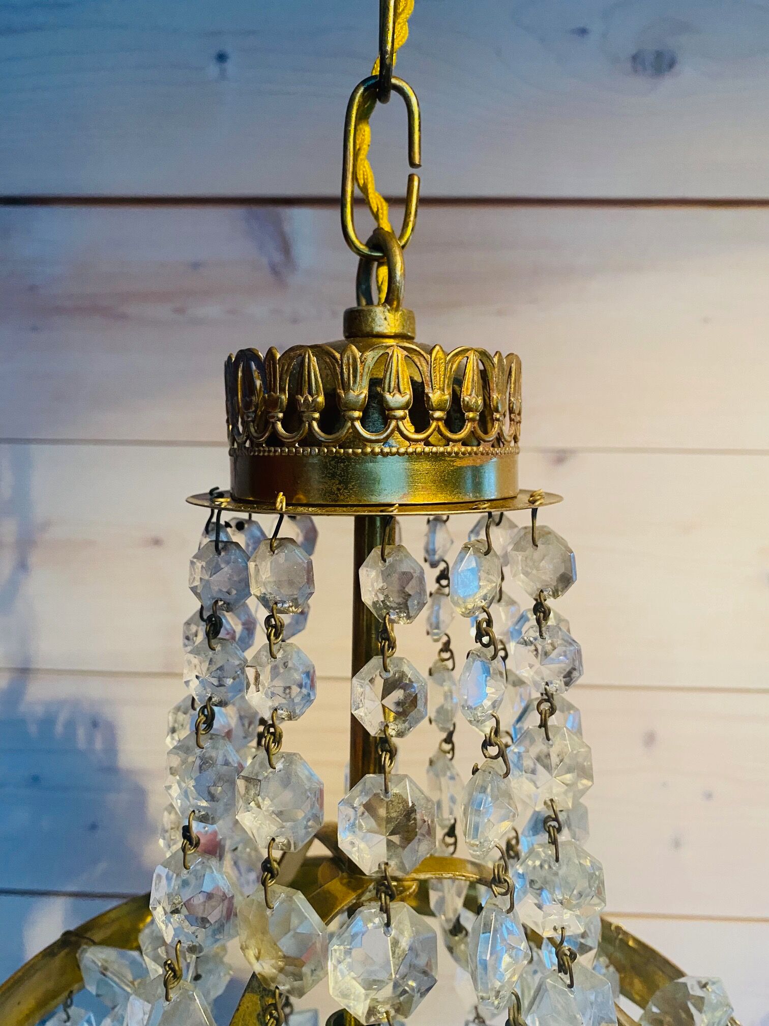 Chandelier suspension balloon with tassels