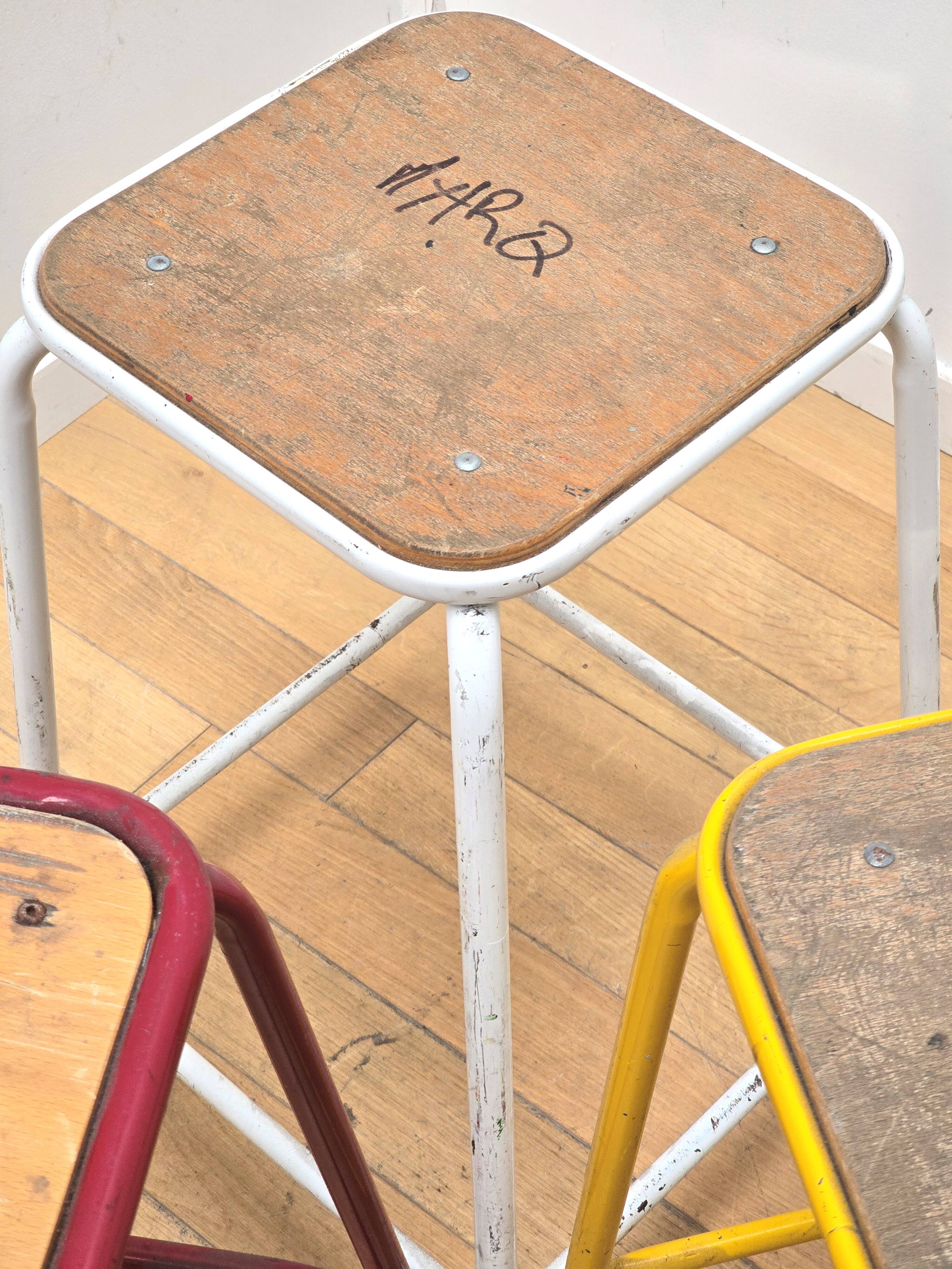 Suite de 3 tabourets industriels