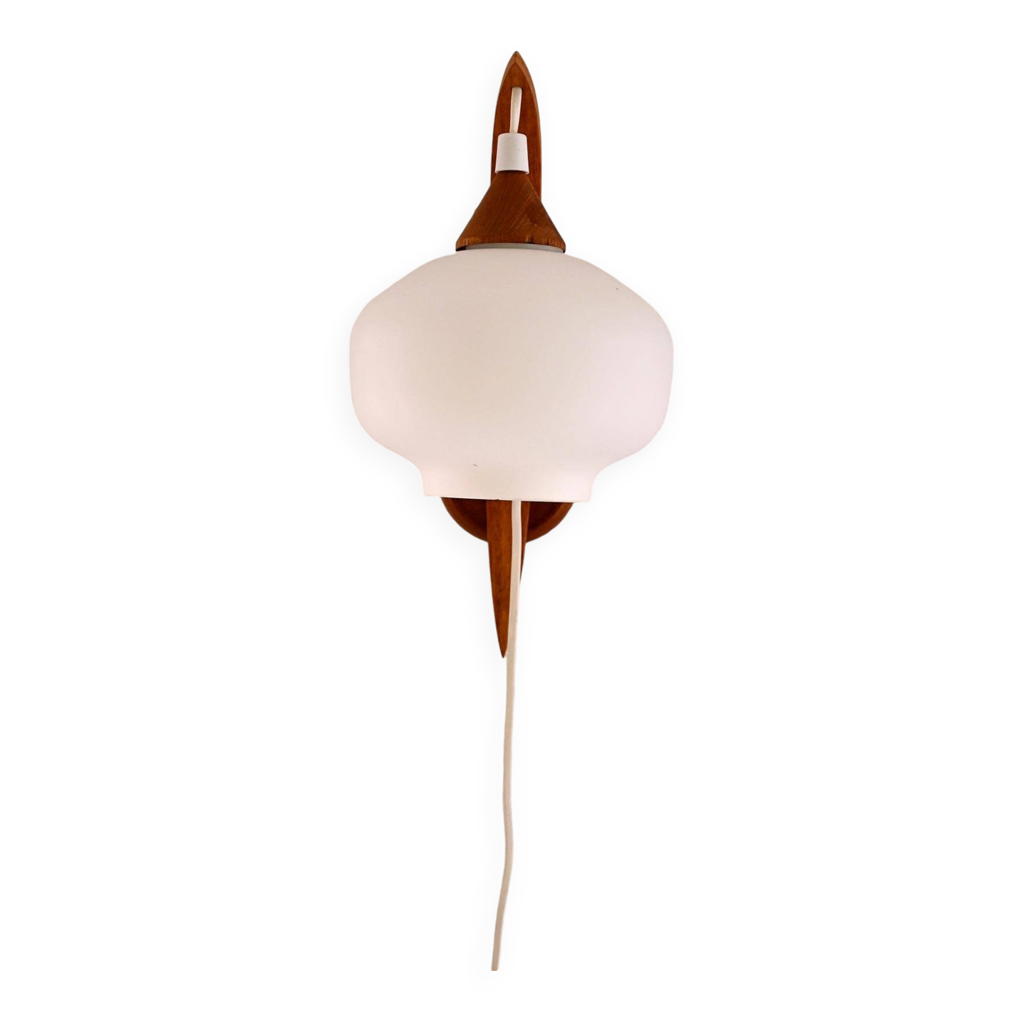 Wall light with opaline
