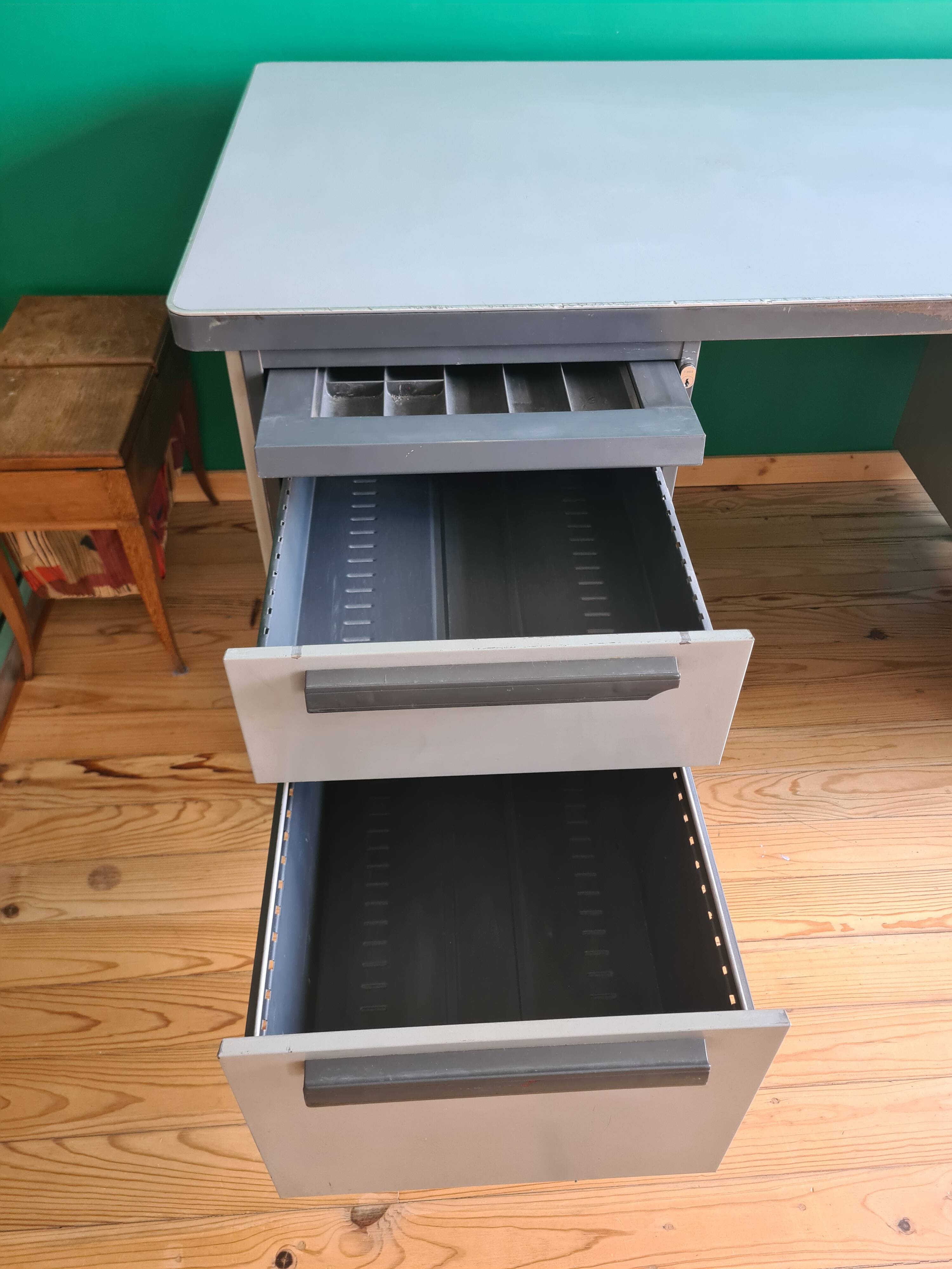 Bureau métallique vintage strafor