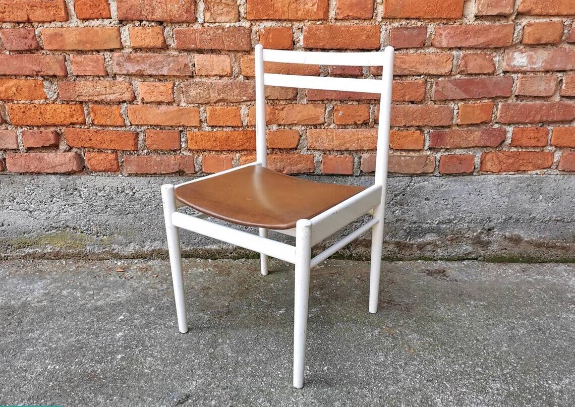Chaise de salle à manger vintage stol kamnik : bois de hêtre blanc, assise en cuir marron